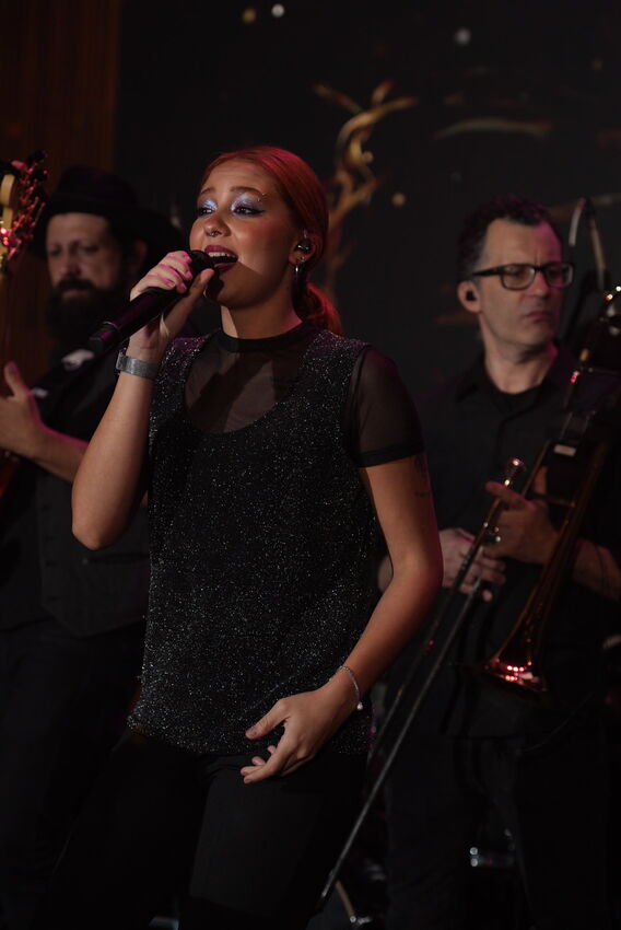 Vocalista da Banda iNova cantando ao vivo com a banda ao fundo