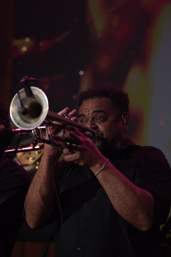 Trompetista do naipe de metais da Banda iNova em apresentação